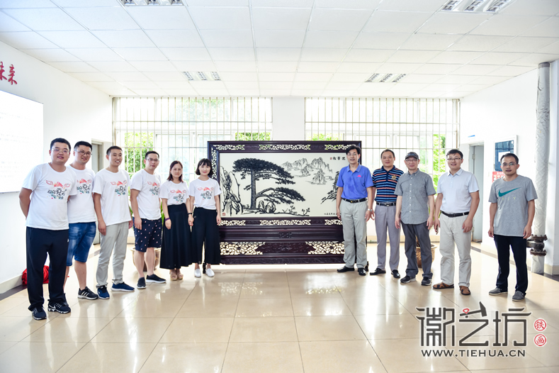 安徽师范大学08届教育技术学同学赠母校礼品迎客松铁画屏风 (3)